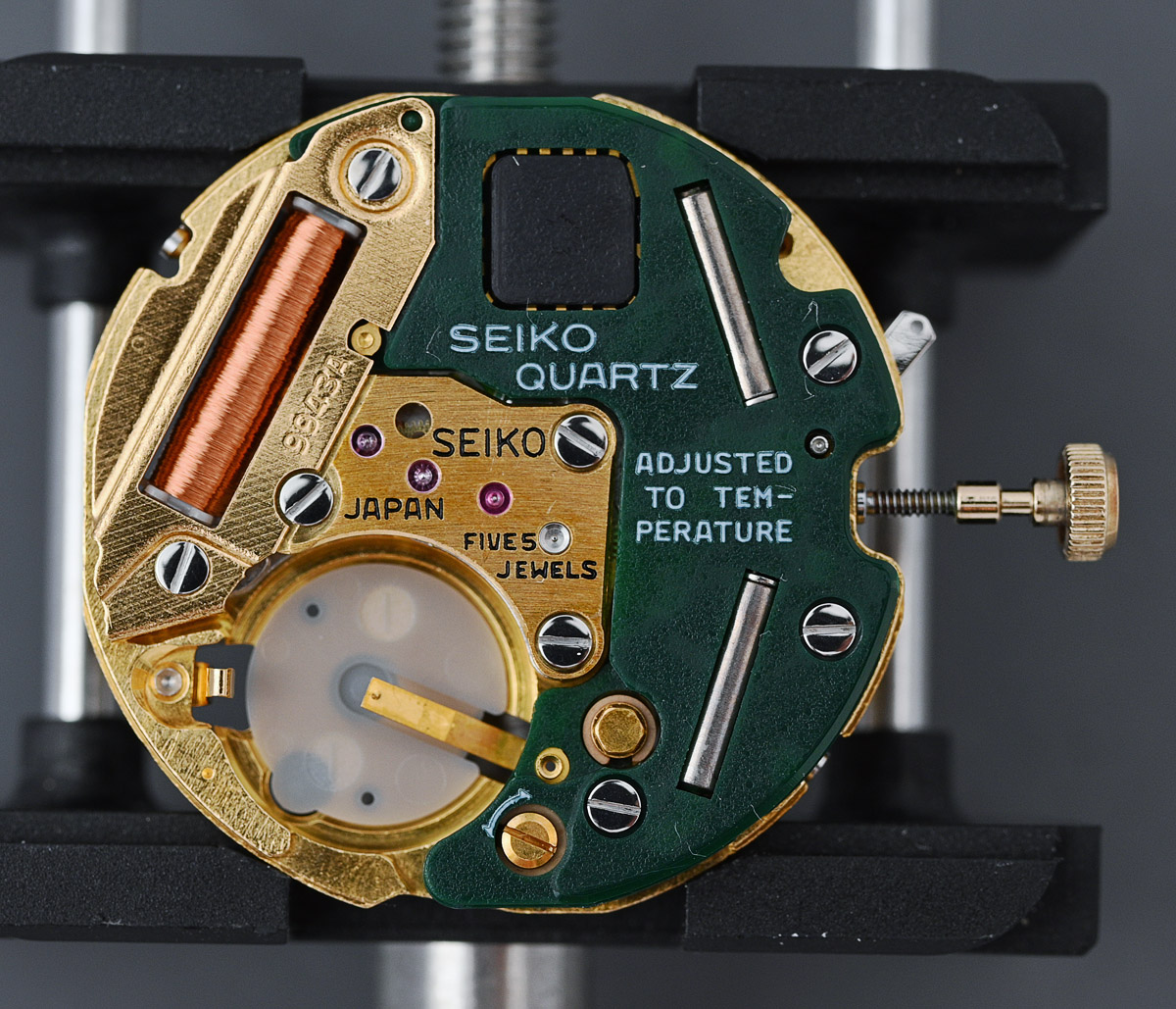 Entretetien et durée de vie d'une montre à quartz - Page 2 Circuit-cover-and-shield